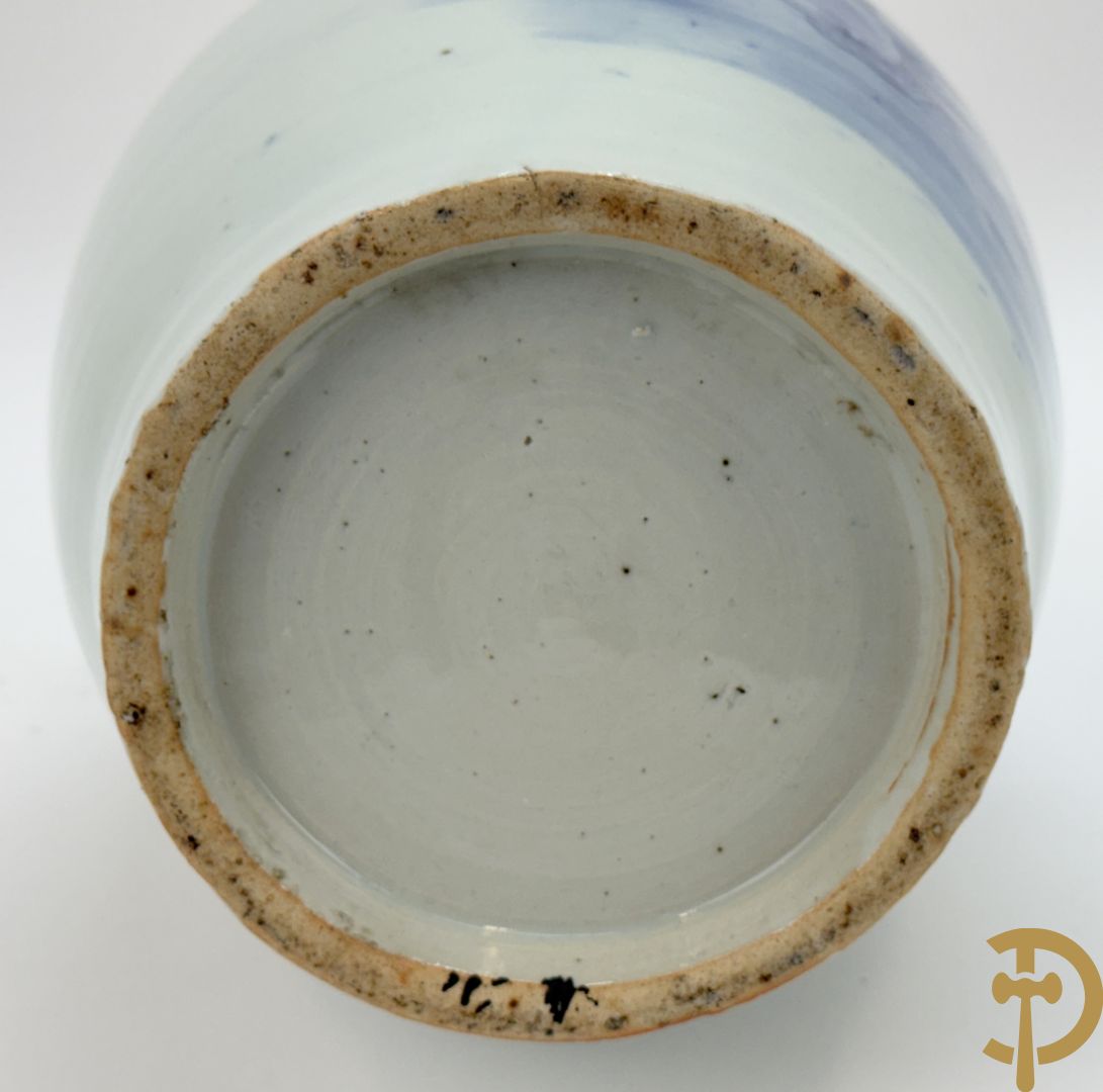 Chinese blauw/witte porseleinen vaas met bloemen en vogeldecor