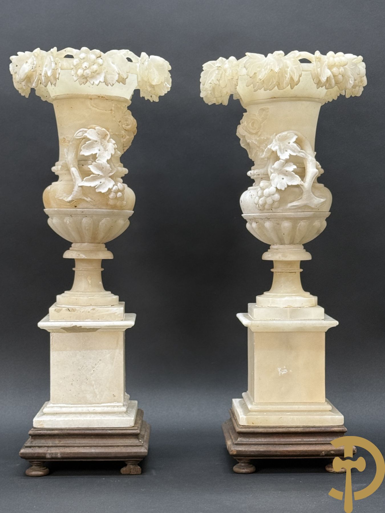 Paar handgesculpteerde albasten vazen met bloemen- en accanthusranken