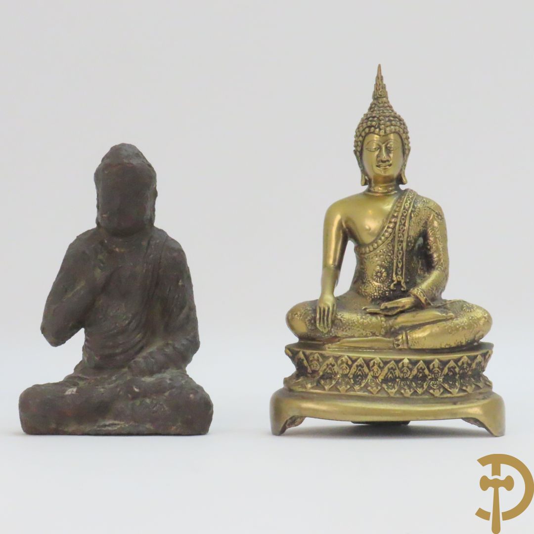 Bronzen zittende boedha + boedha in verweerd metaal