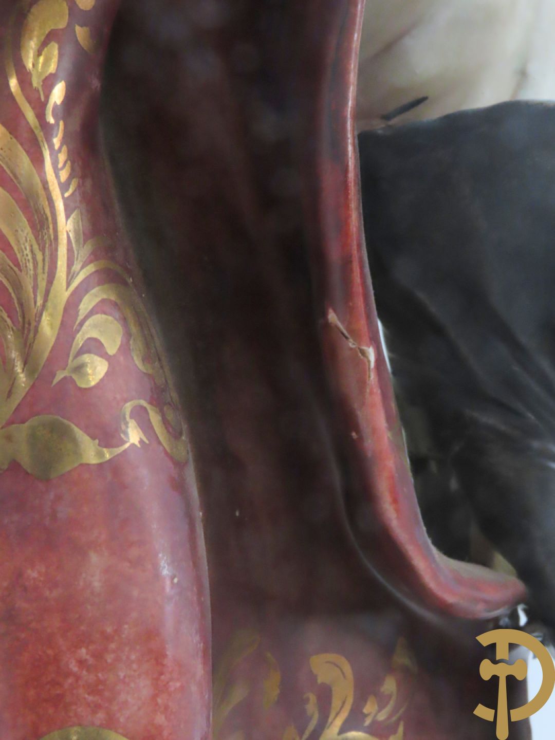 Twee Italiaanse beelden in meerkleurige faience, Cirano de Bergerac