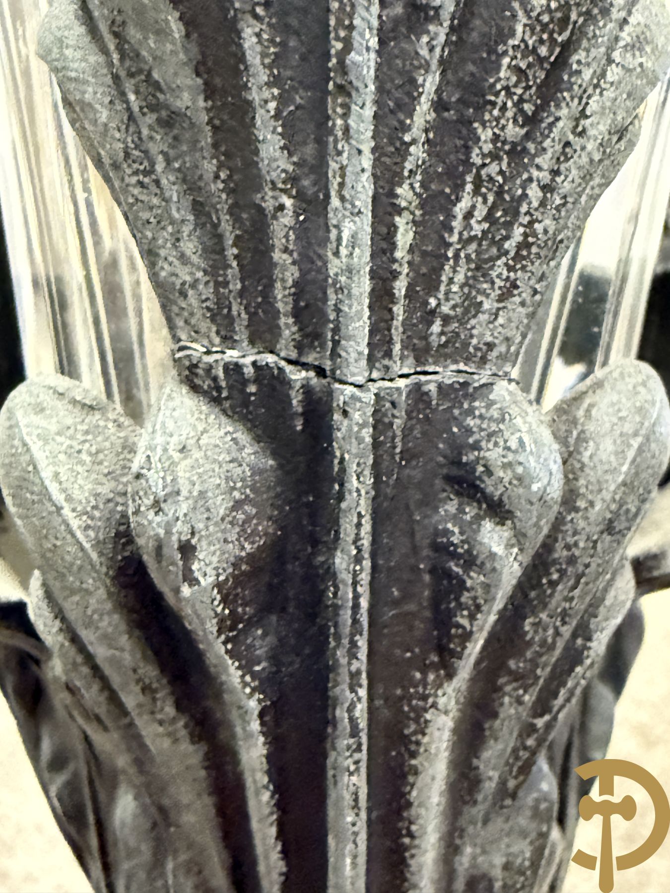 Paar kunstbronzen pique fleurs met kristallen geslepen fluiten