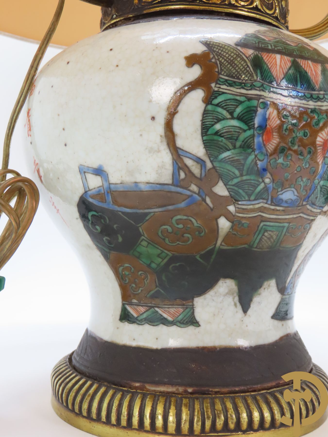 Bronzen lampadaire met Louis XV motieven en dolfijnen + Lampadaire gemaakt van Chinese Nankin vaas
