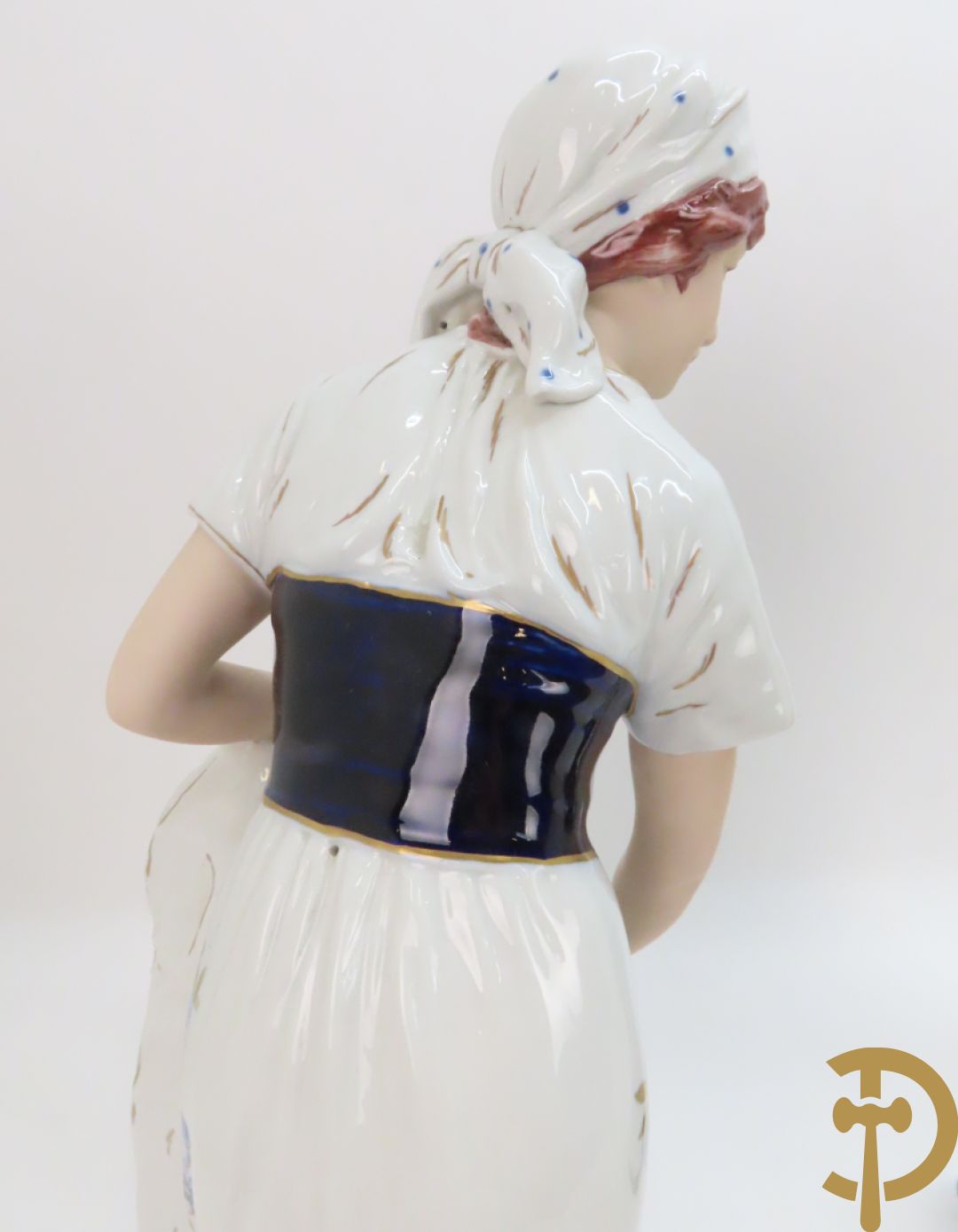 Paar Royal Dux personages van dame en heer bij de waterkraan, onderaan gemerkt en genummerd 10965 en 10563