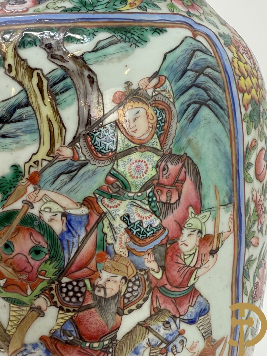 Chinese porseleinen vaas met geanimeerd krijgerdecor en vogeltaferelen