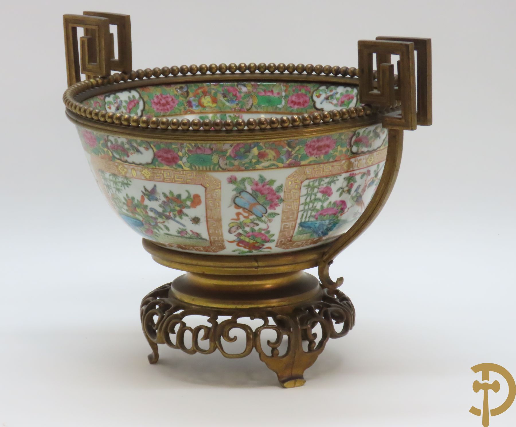 Chinese porseleinen Kanton coupe in bronzen ornamenten