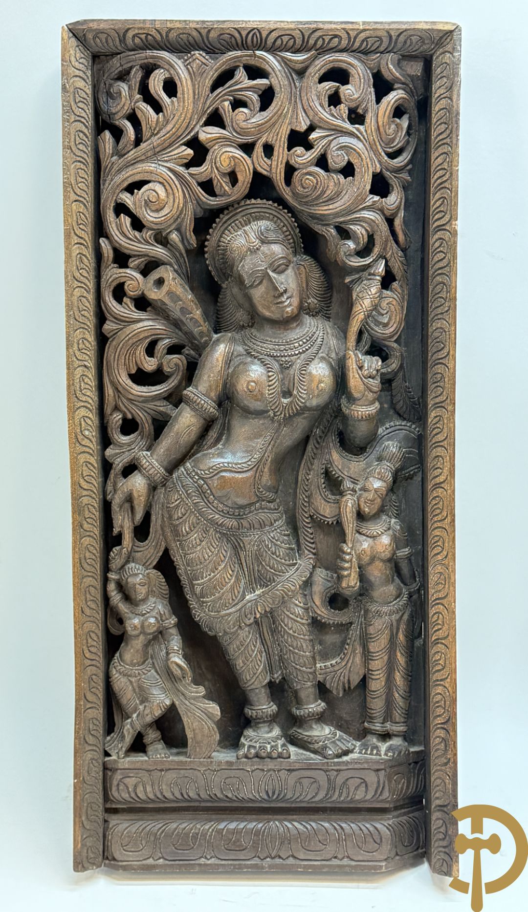 Paar Indische houtgesculpteerde basreliefs van geisha