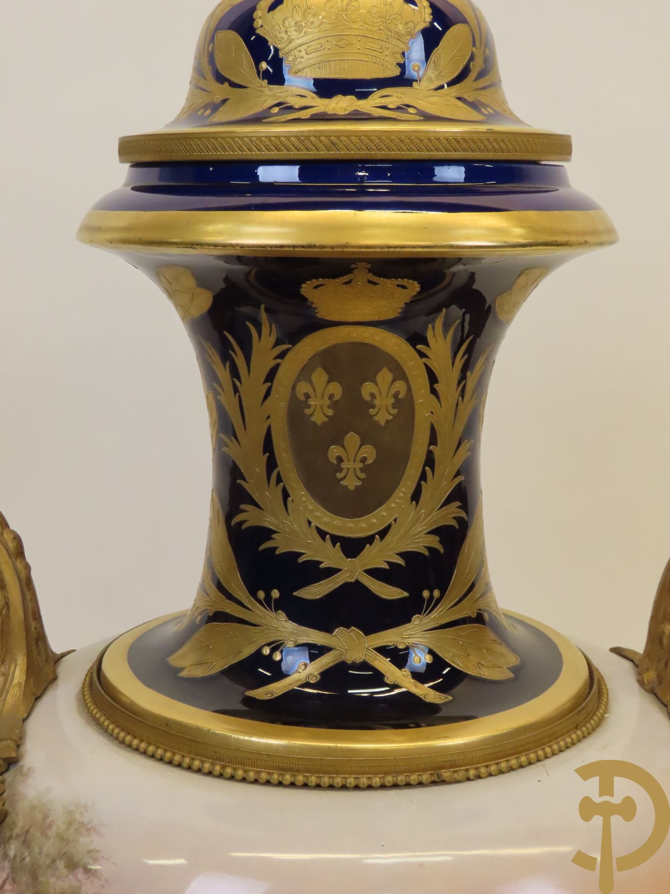 Grote porseleinen Sèvres vaas met dubbel decor van cavalerie, slagveldtaferelen en zicht op kasteel, DESPREZ H. getekend in het decor - bovenaan met verguld decor en zijdelings met bronzen oren en accanthusranken - deksel met Sèvres merkteken - op vierkante bronzen sokkel met klauwepoten