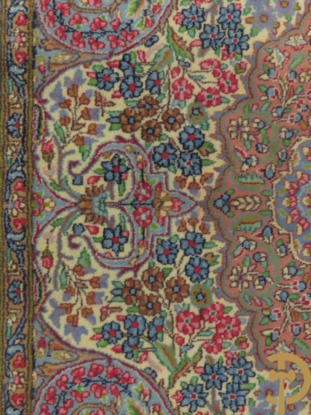 Iranees handgeknoopt tapijt Kirman Lavar met centraal medaillon omgeven door florale motieven