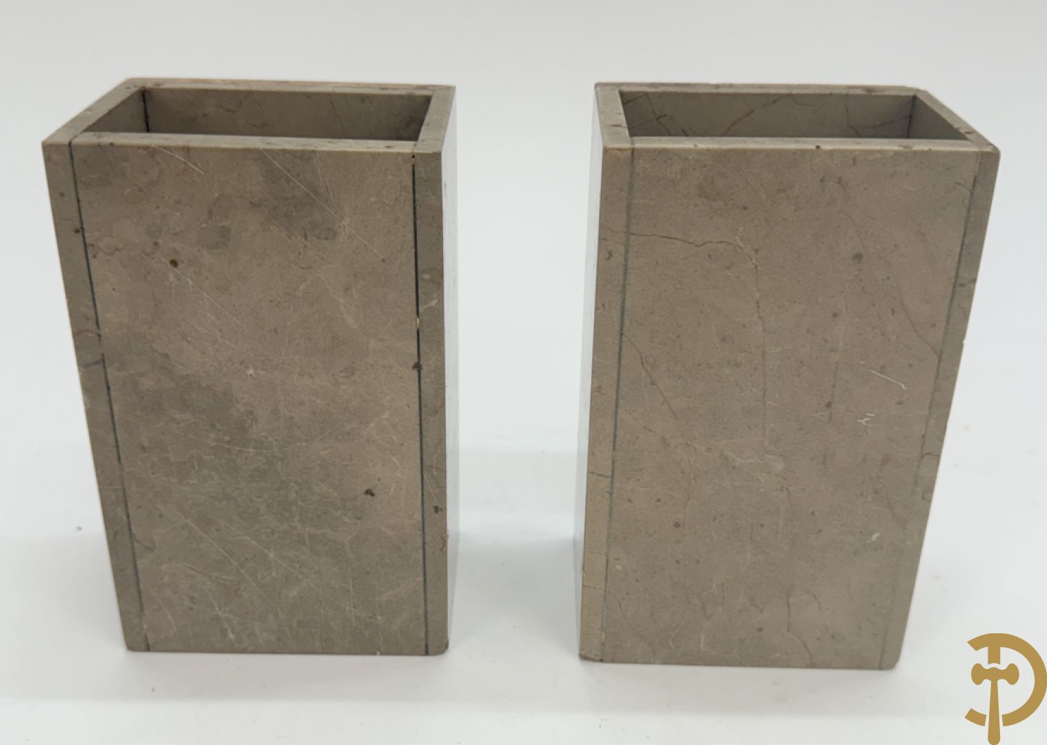 Driedelige marmeren Art deco garnituur, bovenaan bekroond met meisje met bal in zamak - geflankeerd door paar marmeren zijstukken