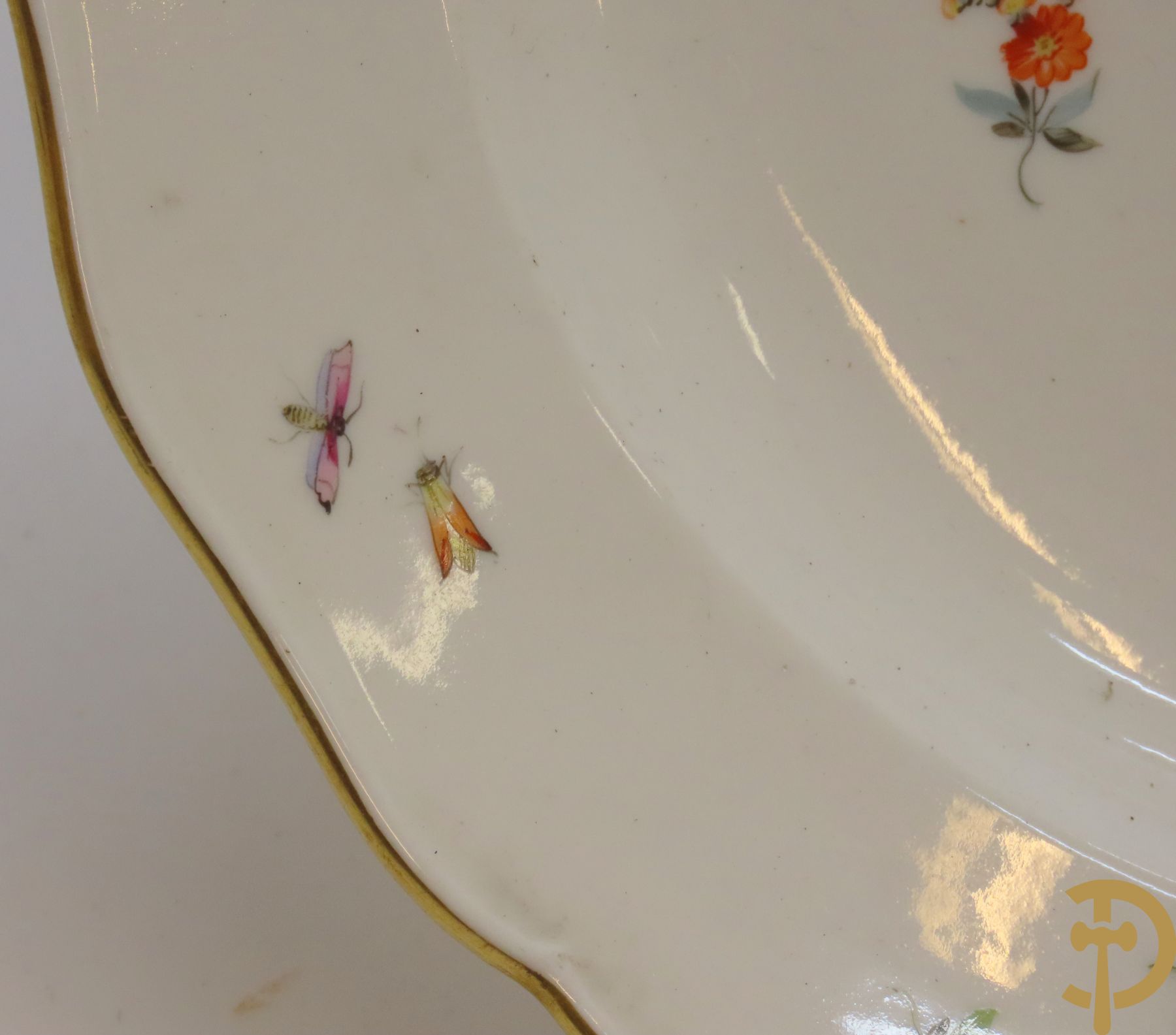 Zes porseleinen borden onder gemerkt met zwaarden / Meissen : 1 bord met stadstafereel, 1 verlucht bord met drakendecor, 1 bord met vogeldecor, 1 met bloemen en 2 met bloemendecor omgeven door vergulde rand