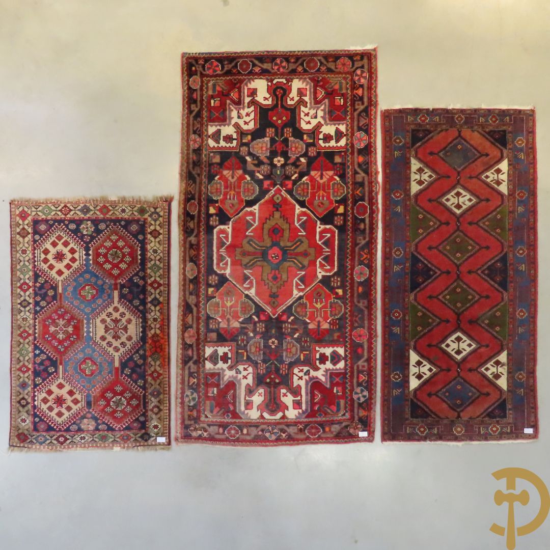 Drie oosterse handgeknoopte tapijten Kaukasus