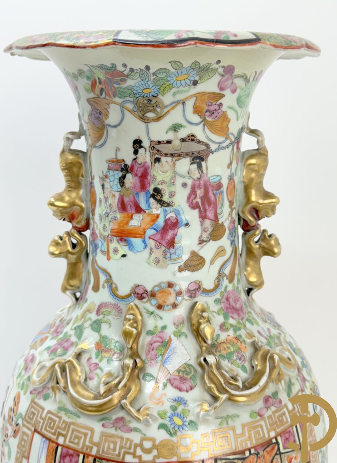 Chinese porseleinen Kanton vaas met geanimeerde hoftaferelen, natuurmotieven, fauna en floradecor