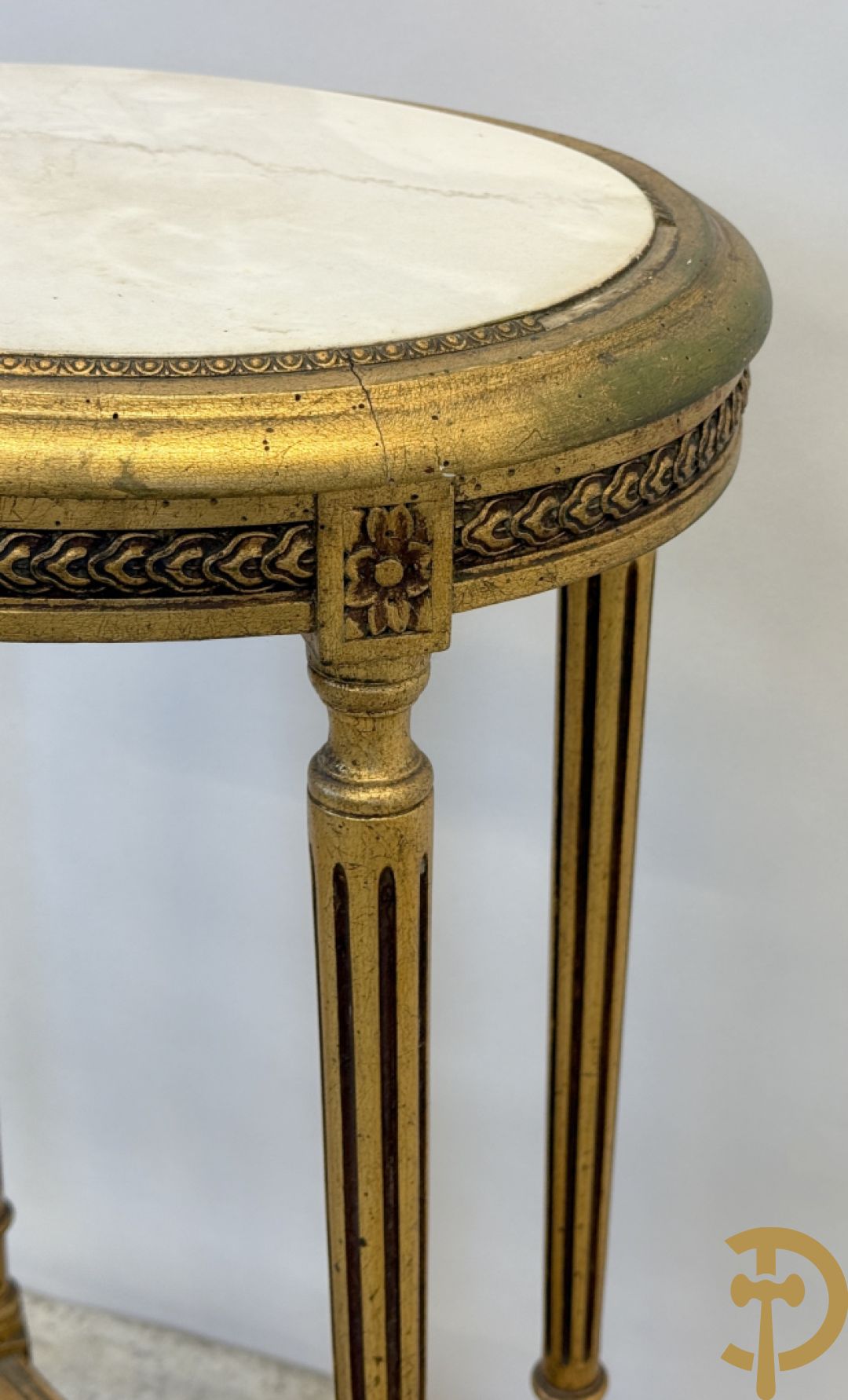 Vergulde Louis XVI bijzettafel met wit marmeren blad op gecanneleerde poten