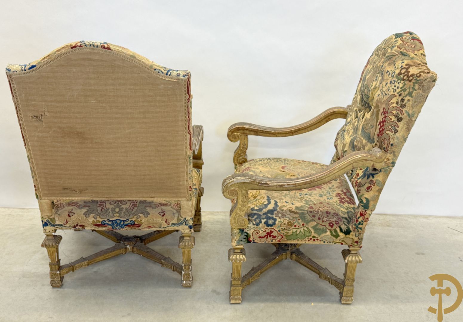 Vier vergulde Louis XIV kasteelarmzetels met geanimeerde scènes in petit points, 19e