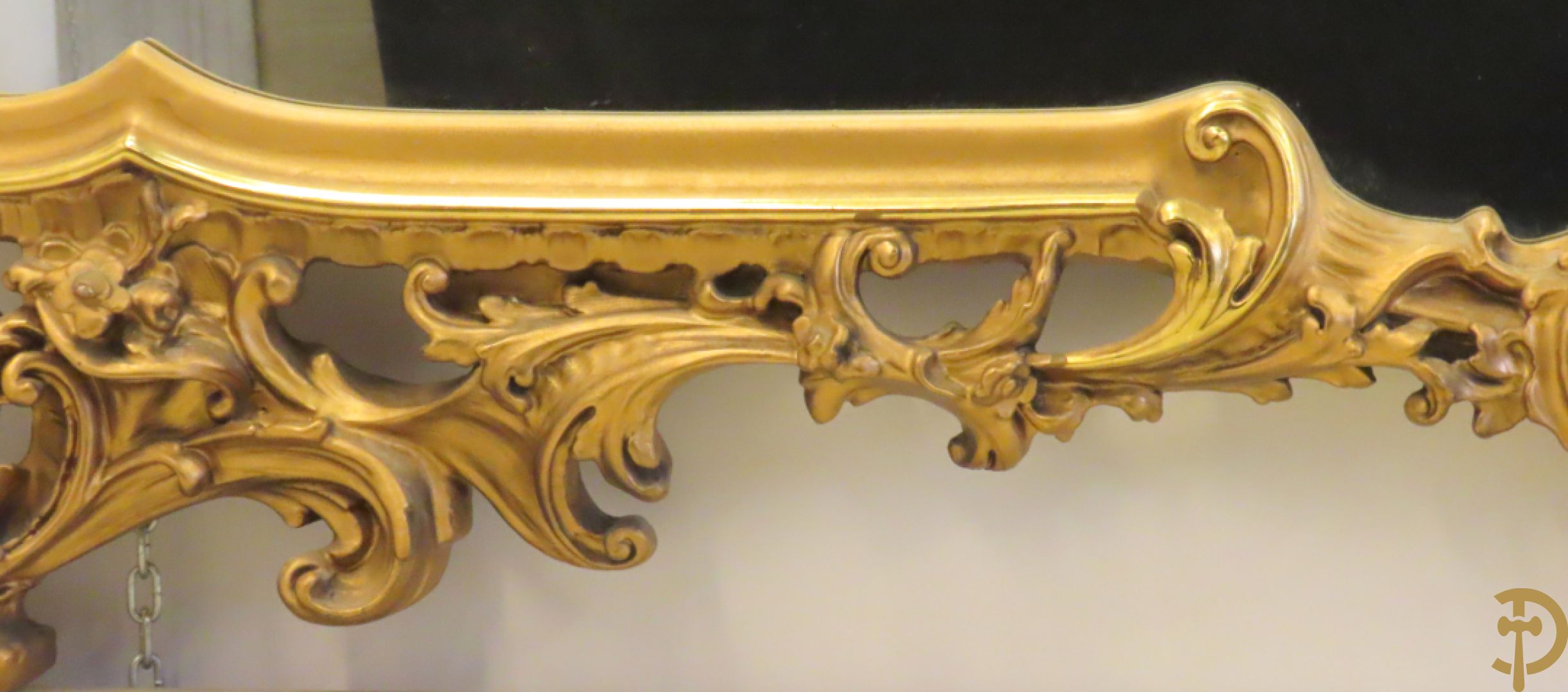 Uitzonderlijke vergulde Louis XV eetkamer bestaande uit vijfdeursdressoir met voluutvormige accanthusranken en rocailles, beschilderd met bloemenmotieven en centraal tafererel met hoornen des overvloeds + bijhorende spiegel vergulde tafel op voluutvormige poten met zes bijhorende stoelen + vitrine met accanthusranken en centrale deur, op voluutvormige poten