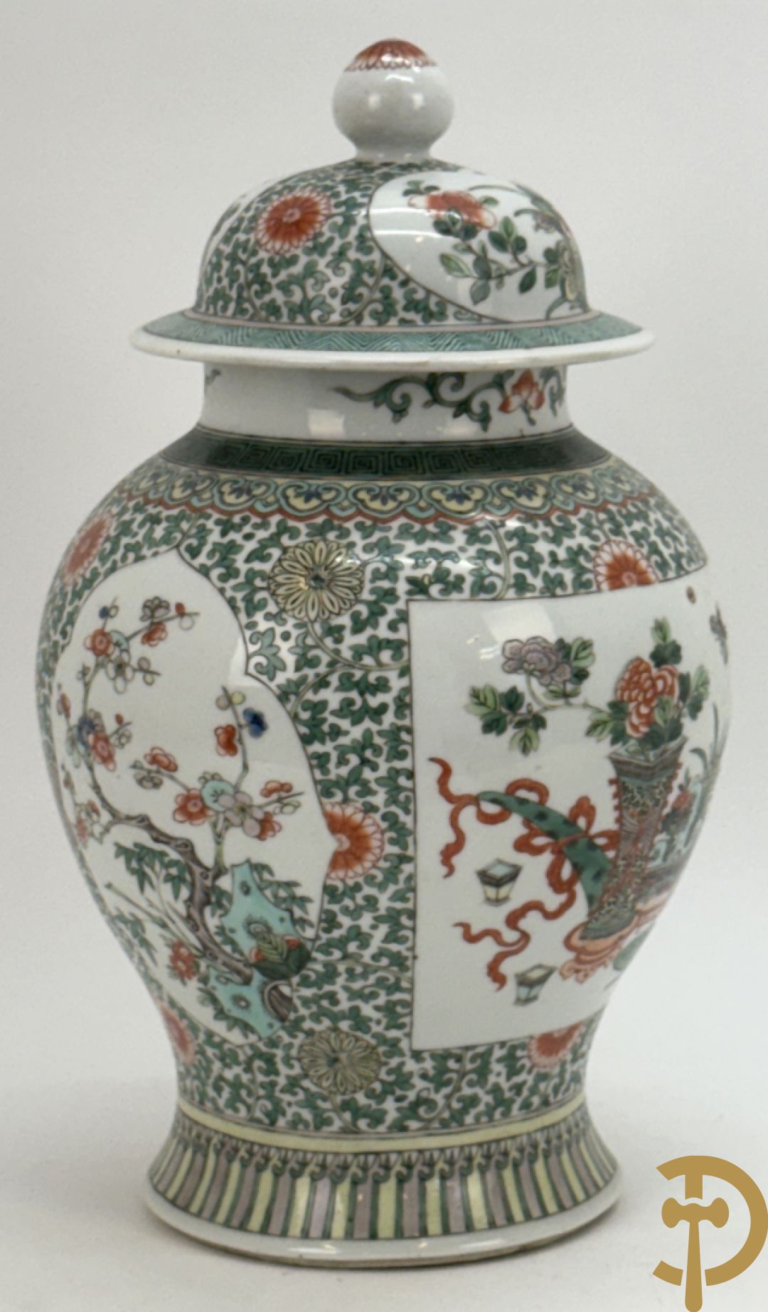 Chinese porseleinen dekselpotiche met bloemendecor