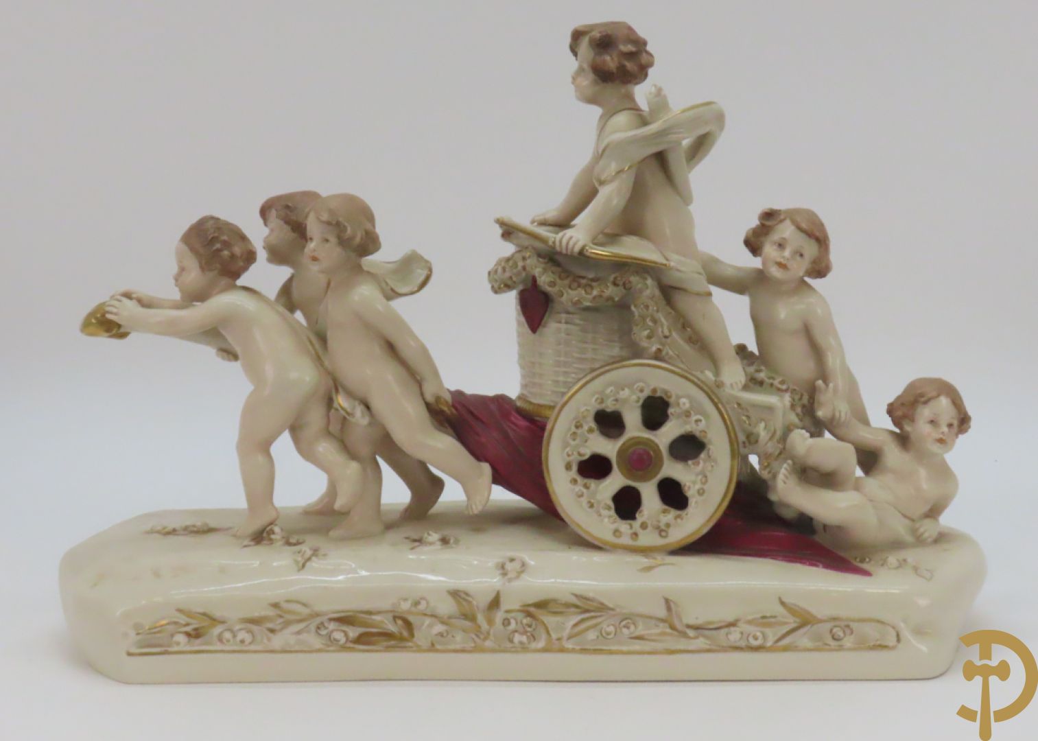 Koets in Royal Dux getrokken door cupido