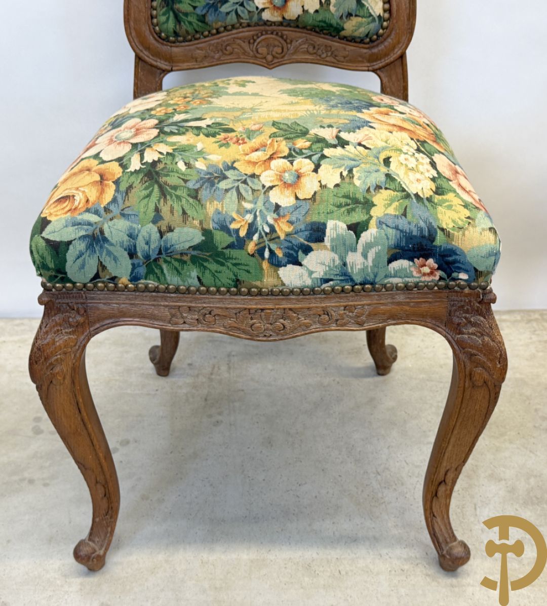 Vier eiken Louis XV stoelen met gebloemde stof en rocailles in de rug, op voluutvormige poten