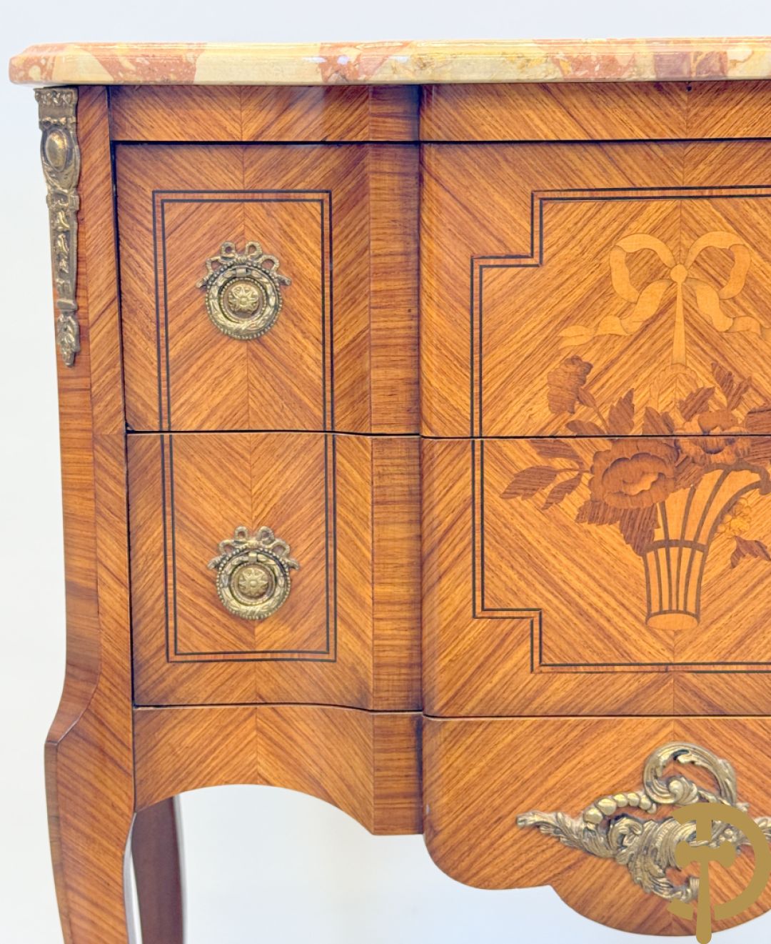 Notelaren tweeladencommode met marquetterie en bronsbeslag en marmeren blad