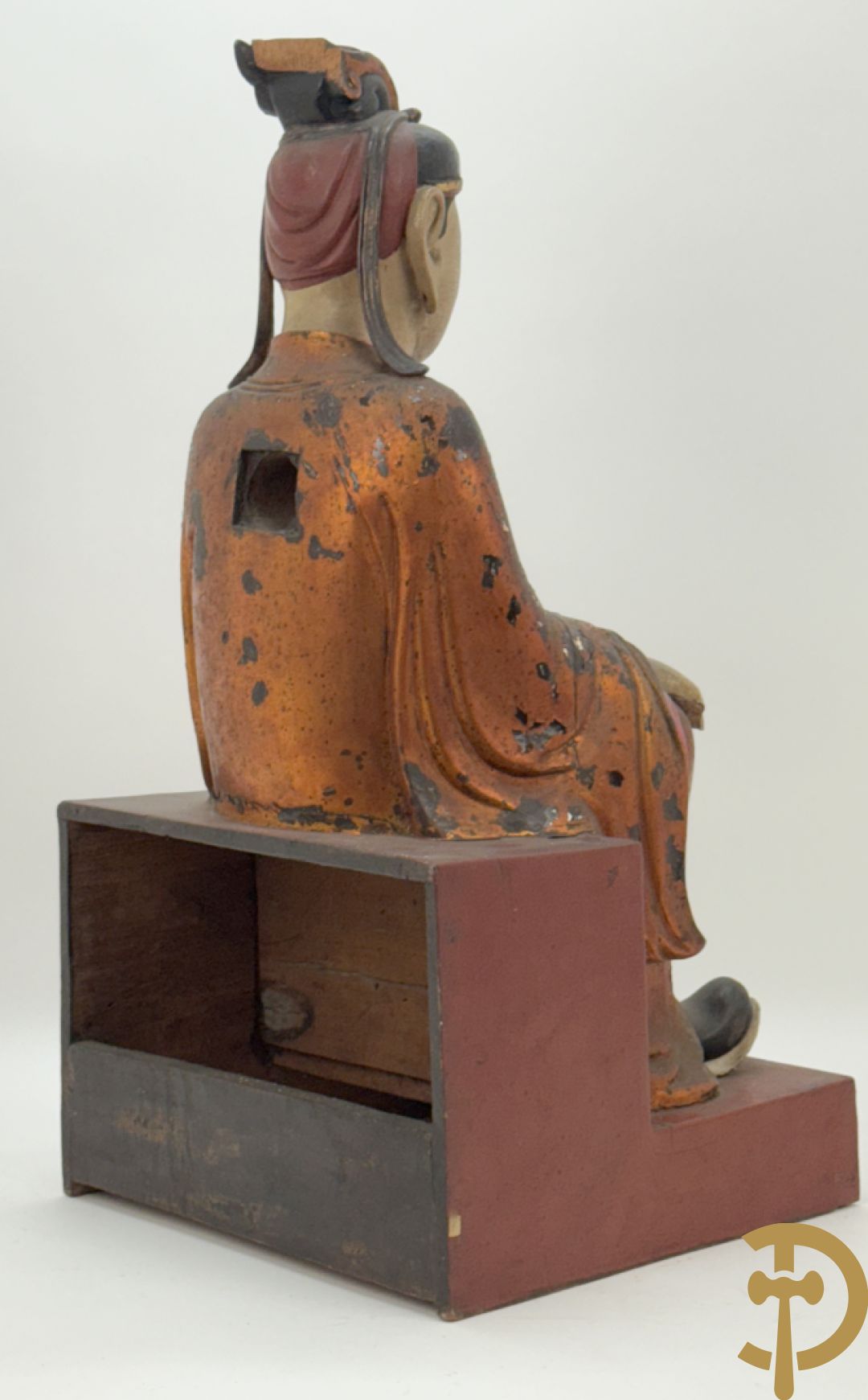 Houtgesculpteerd en gepolychromeerd zittend boedhistisch figuur