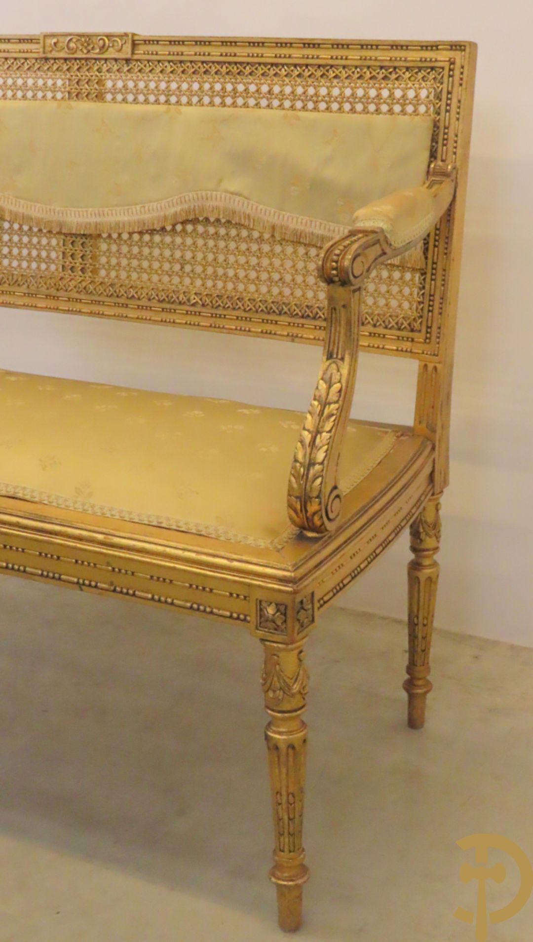 Vergulde tweepersoons canapé met accanthusranken en canage in de rug