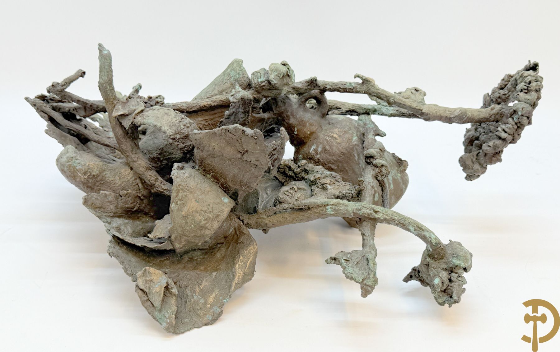 Lampens Mark (van maar ongetekend)  bronzen sculptuur met voet, maskers en fles