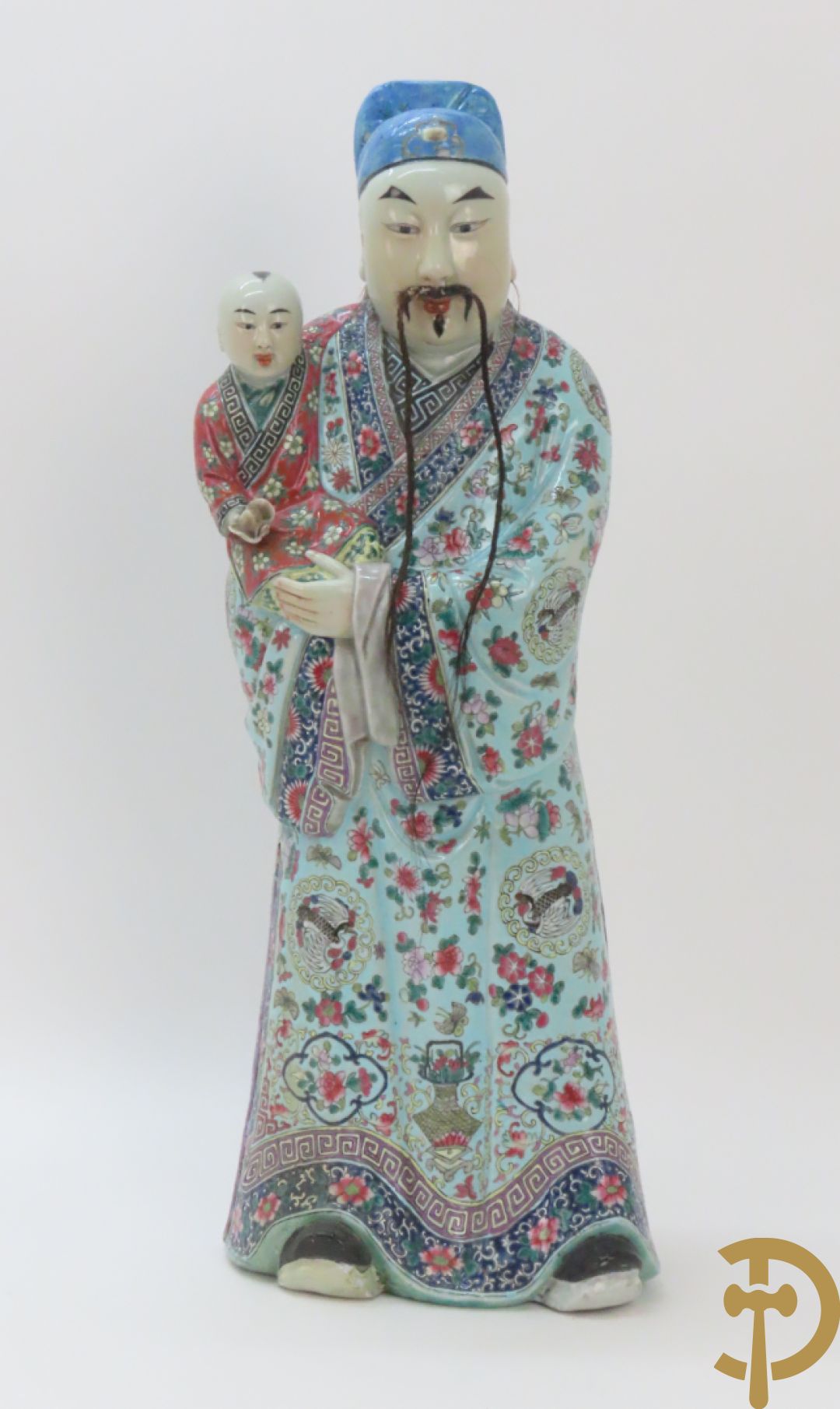 Chinese porseleinen wijsgeer dragende een kind