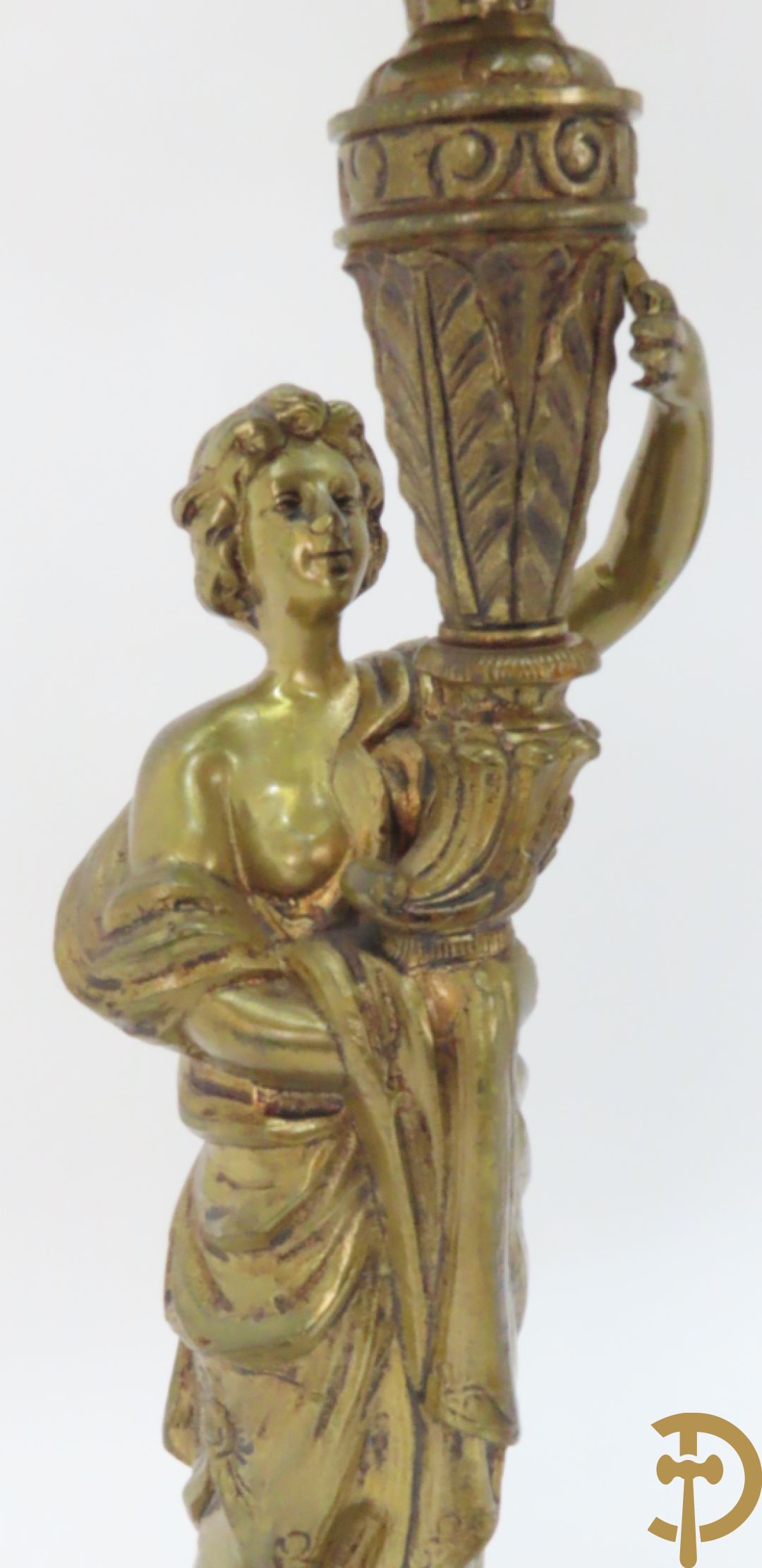 Paar bronzen kandelaars met dame houdende een toorts met 6 kaarsen