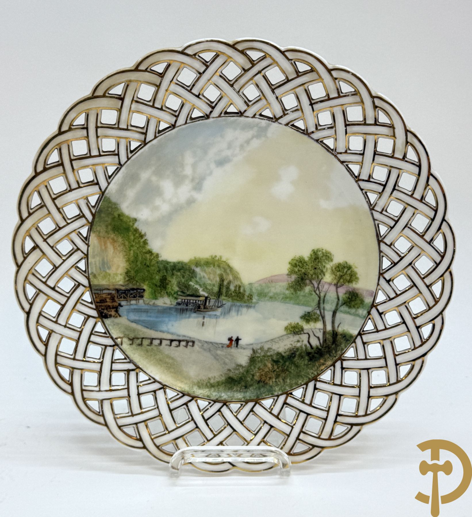 Acht handbeschilderde geajoureerde porseleinen borden met landschapsdecor, onderaan gemerkt