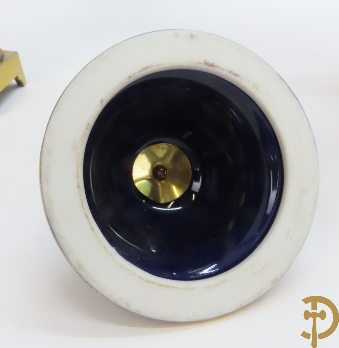 Paar kobaltblauwe dekselpotiches, Sèvres stijl