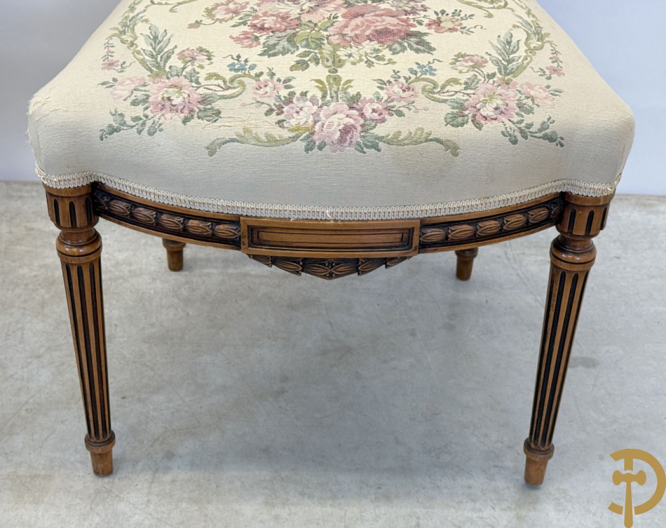 Vijfdelig notelaren Louis XVI salonensemble bestaande uit canapé, 2 armzetels en 2 stoelen