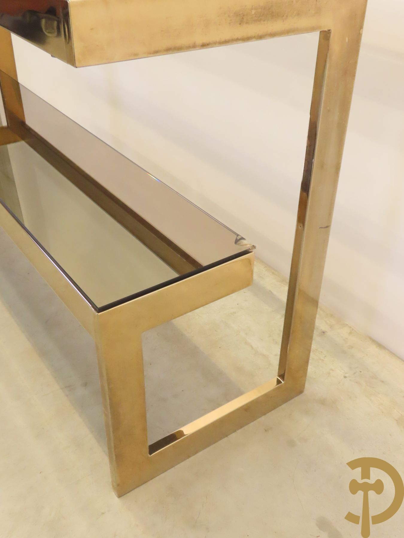 Koperen Belgochrome side table, G form, met fumé glazen blad onderaan (hoekje uit) en glazen tablet bovenaan