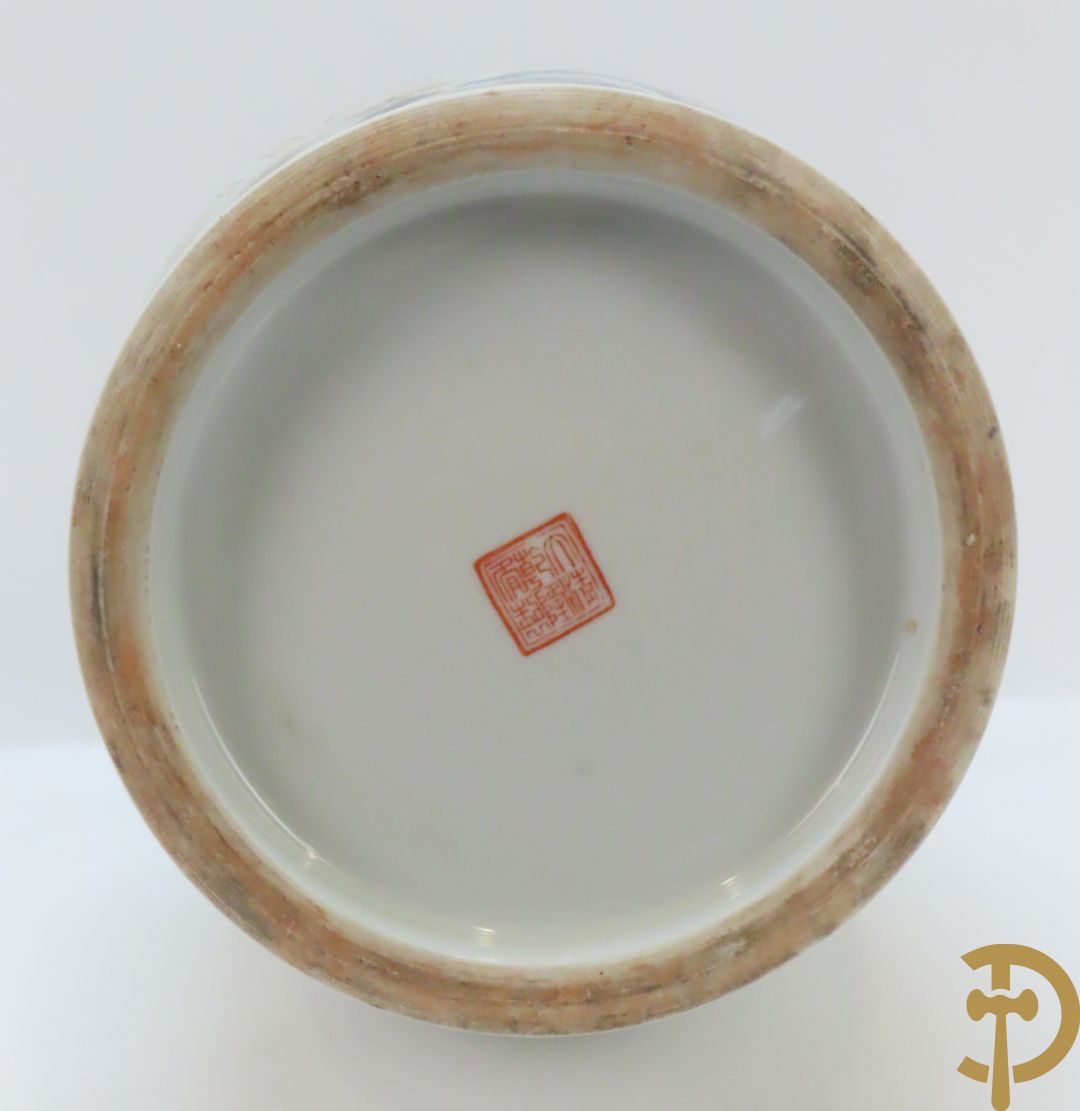 Chinese porseleinen repubieksvaas met bloementafereel