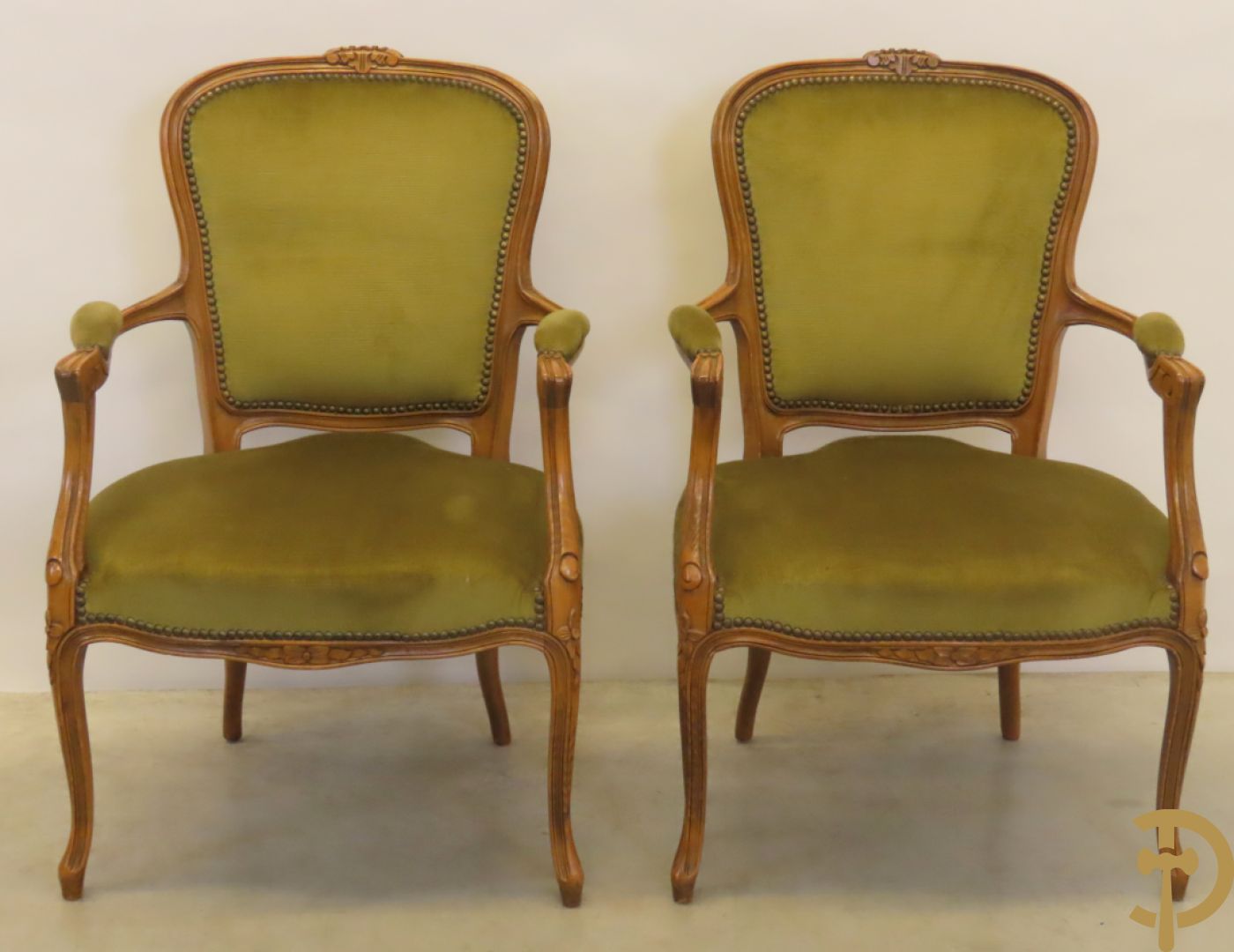 Paar groen gestoffeerde Louis XV bijzetarmzetels