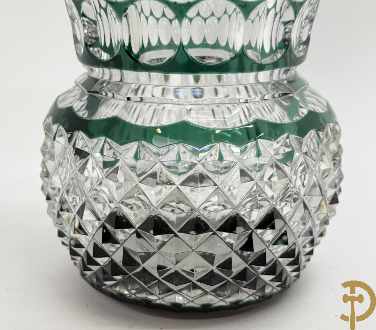 Val Saint Lambert : Groen gekleurde handgeslepen kristallen vaas
