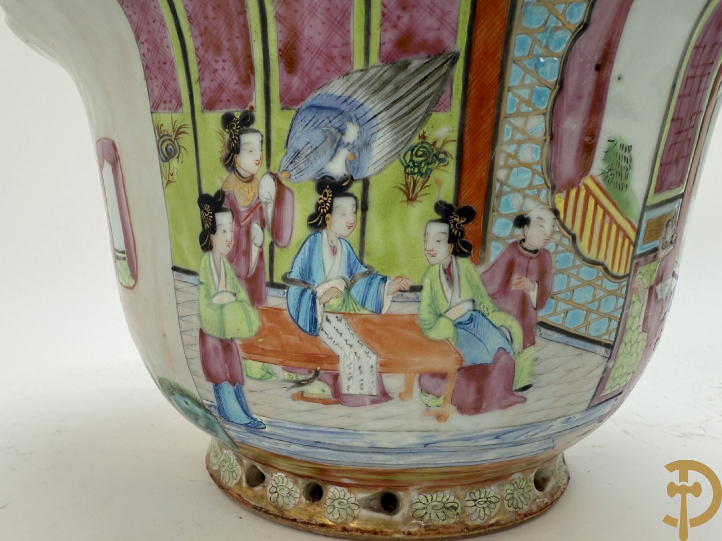 Paar Chinese porseleinen Kanton cachepots met geanimeerd decor