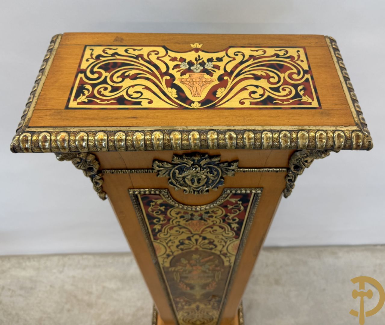 Italiaanse notelaren kartel met marqueterie en bronsbeslag, bovenaan bekroond met cupido - met bihhorende gemarqueteerde console met inleg van koper en schildpadimitatie, decor van amfoor en bronzen medusahoofd