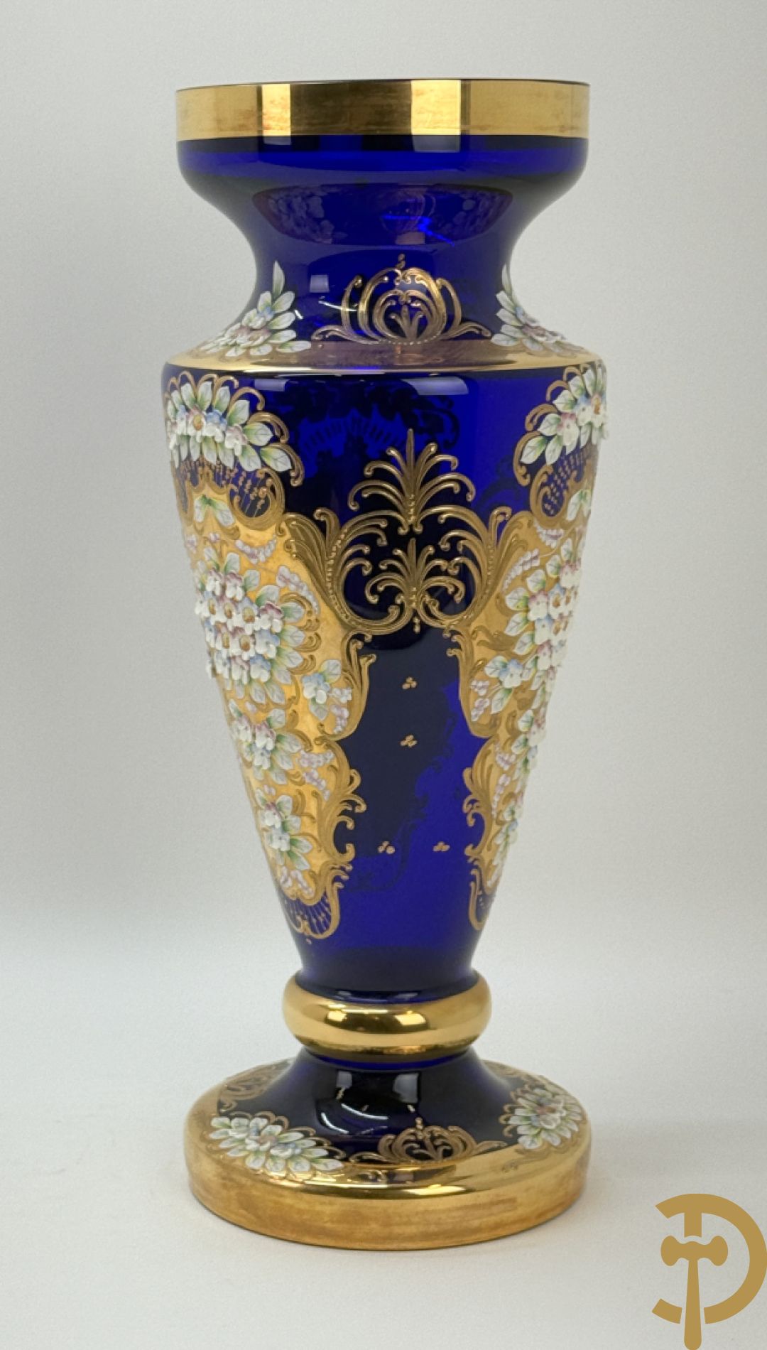 Grote Italiaanse blauwe glazen vaas met vergulde motieven en bloemen