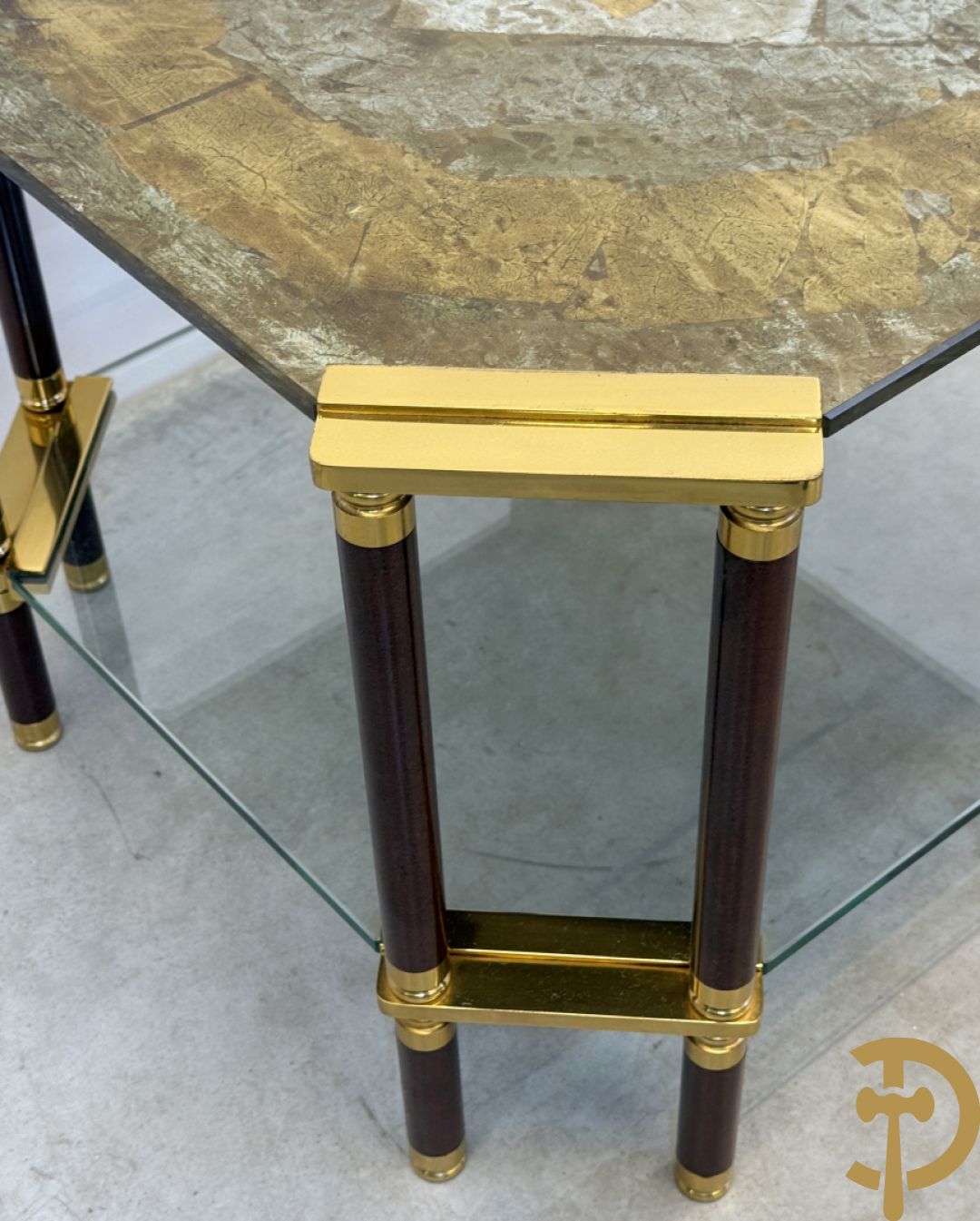 Vintage salontafel met geslepen glazen blad met bladgoud bewerkt op koperen voeten, Meersman Lucas getekend + 2 sidetables met geslepen glazen blad met bladgoud bewerkt op koperen voet, Meersman Lucas getekend + bijhorende lampadaire