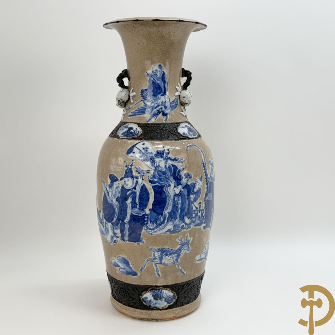 Antieke Chinese Nankin vaas met decor van wijsgeren, onderaan bezet met hert en bovenaan met pioenrozen