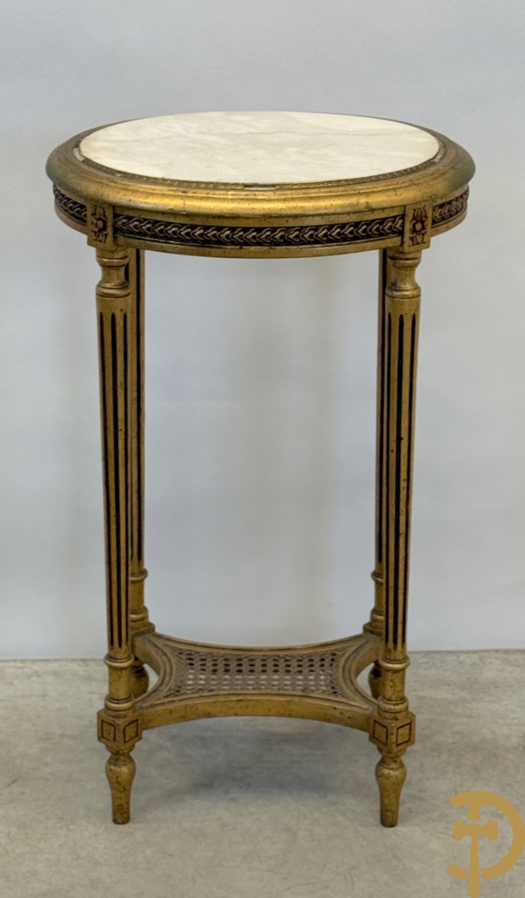 Vergulde Louis XVI bijzettafel met wit marmeren blad op gecanneleerde poten