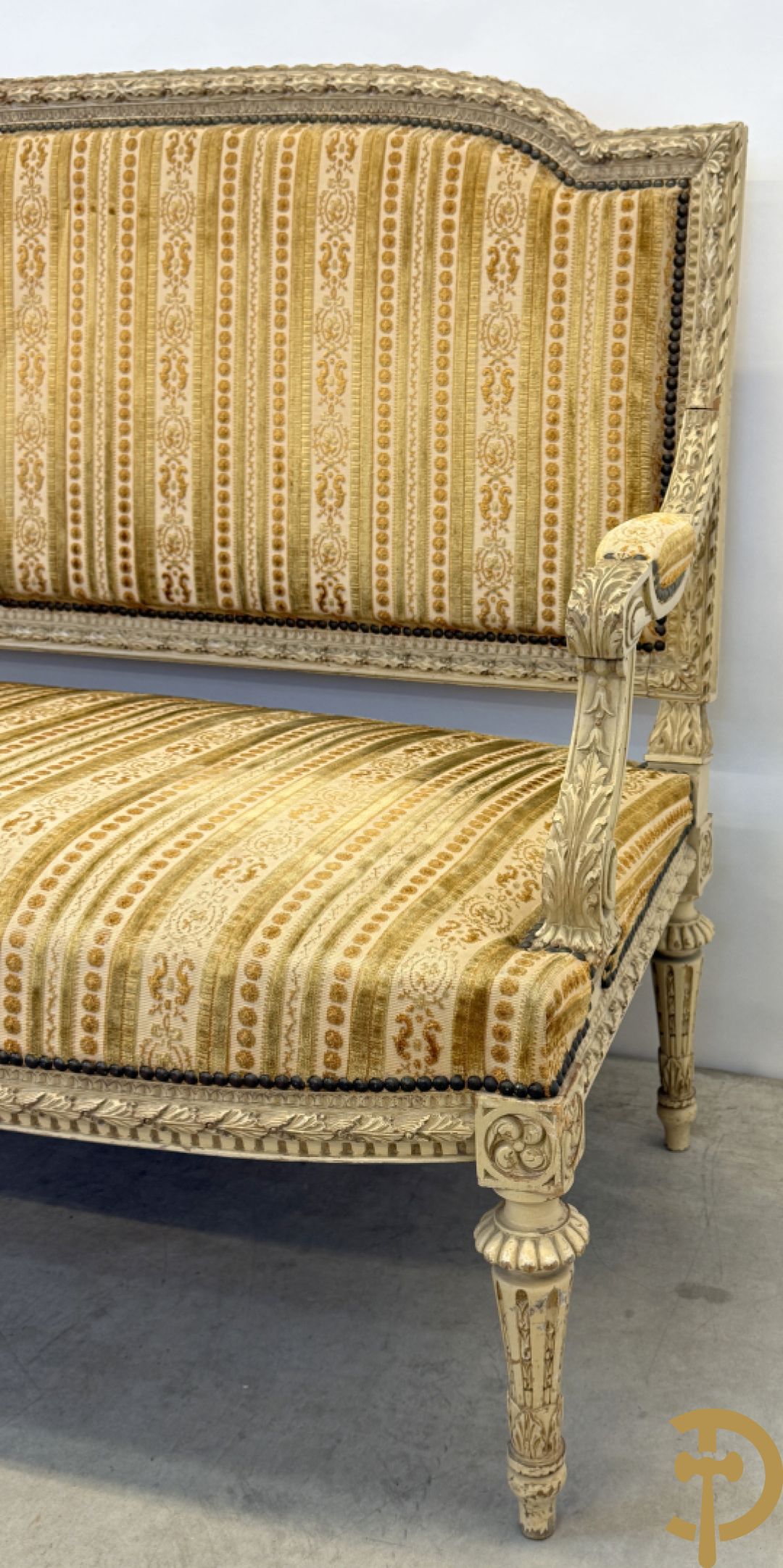 Gemonochromeerd salonensemble met gesculpteerde bladranken bestaande uit canapé, 2 armzetels en 3 stoelen