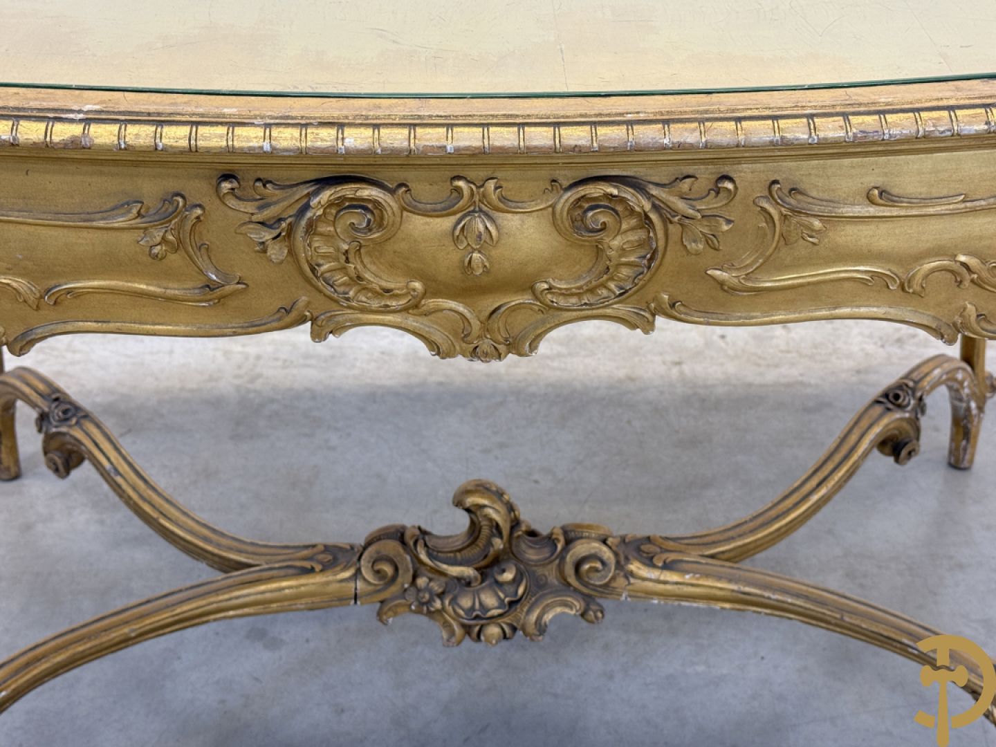 Vergulde tafel met rocailles en geslepen glazen blad op voluutvormige poten, Louis XV stijl