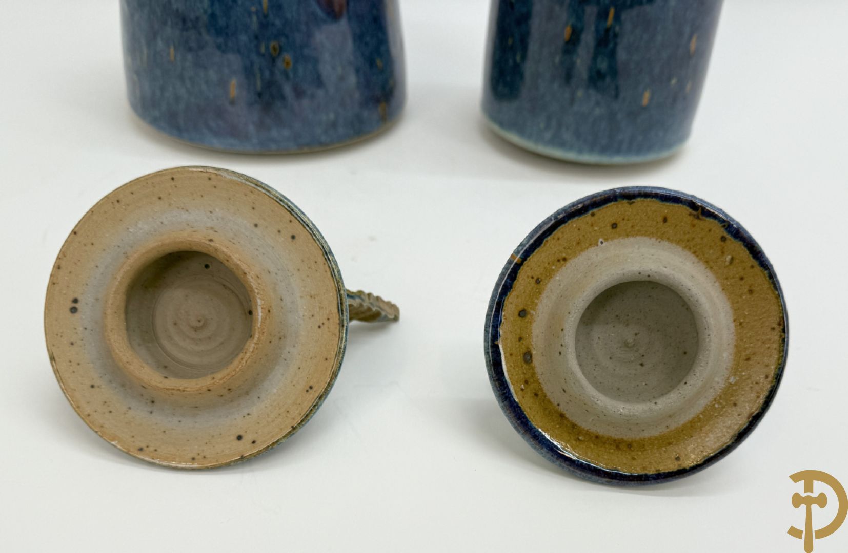 LEI HANNEN (van) onderaan gemerkt - Paar design dekselpotiches van geglazuurde keramiek