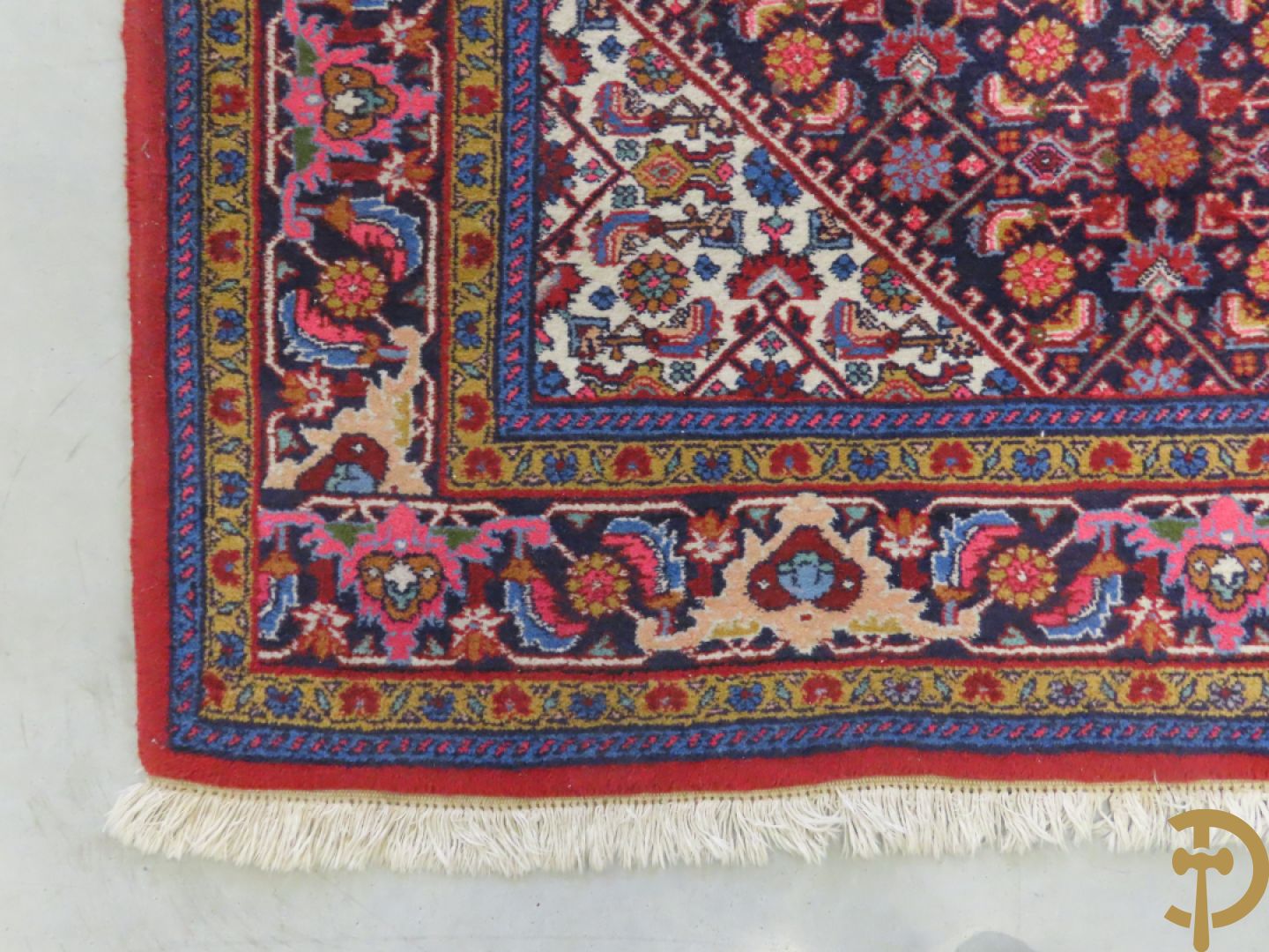 Oosters handgeknoopt tapijt met centraal decor