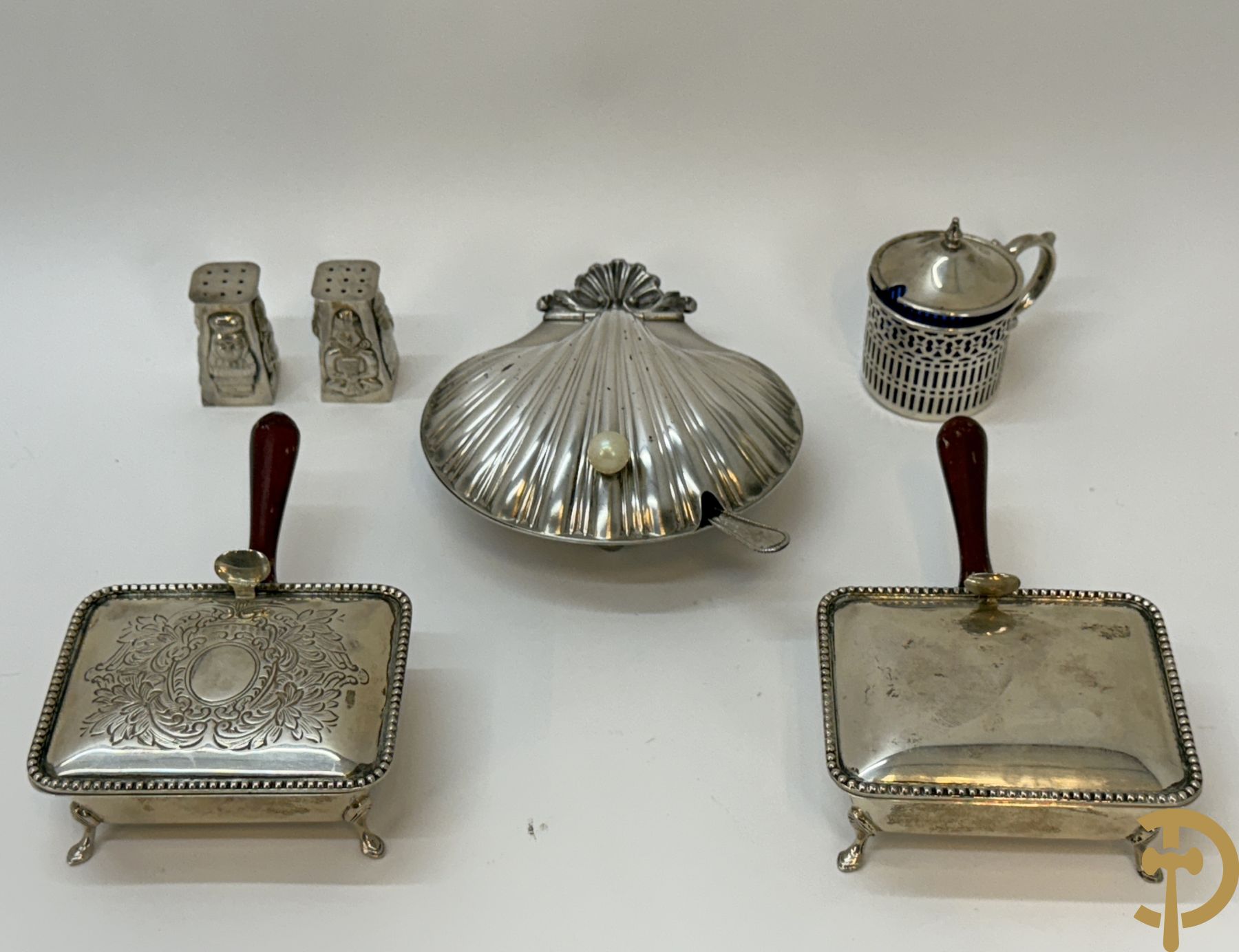 Massief zilveren schelp met lepeltje + 2 openklapbare   sucriers + peper- en zoutstel + mosterdpotje met zilveren omhulsel