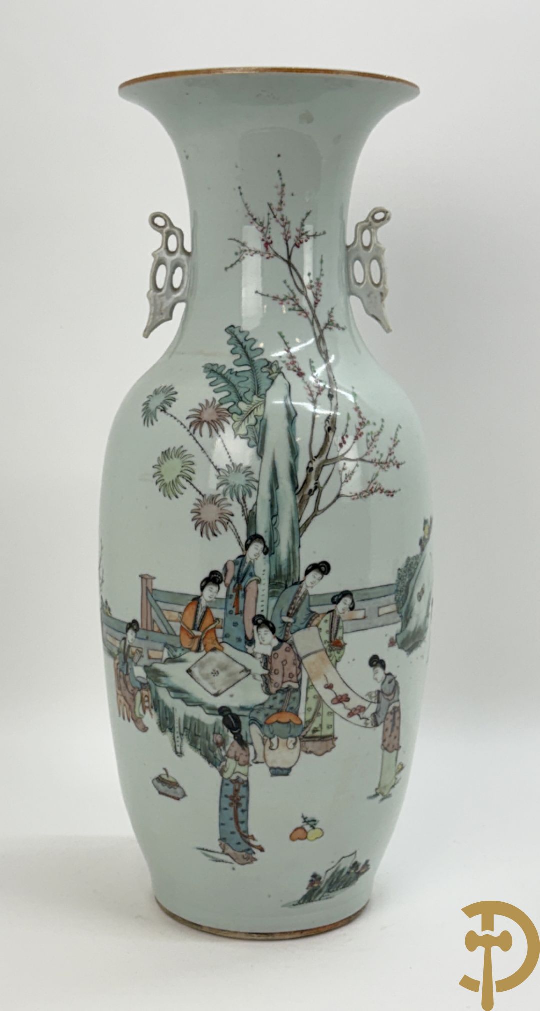 Chinese porseleinen vaas met decor van dames in landschap