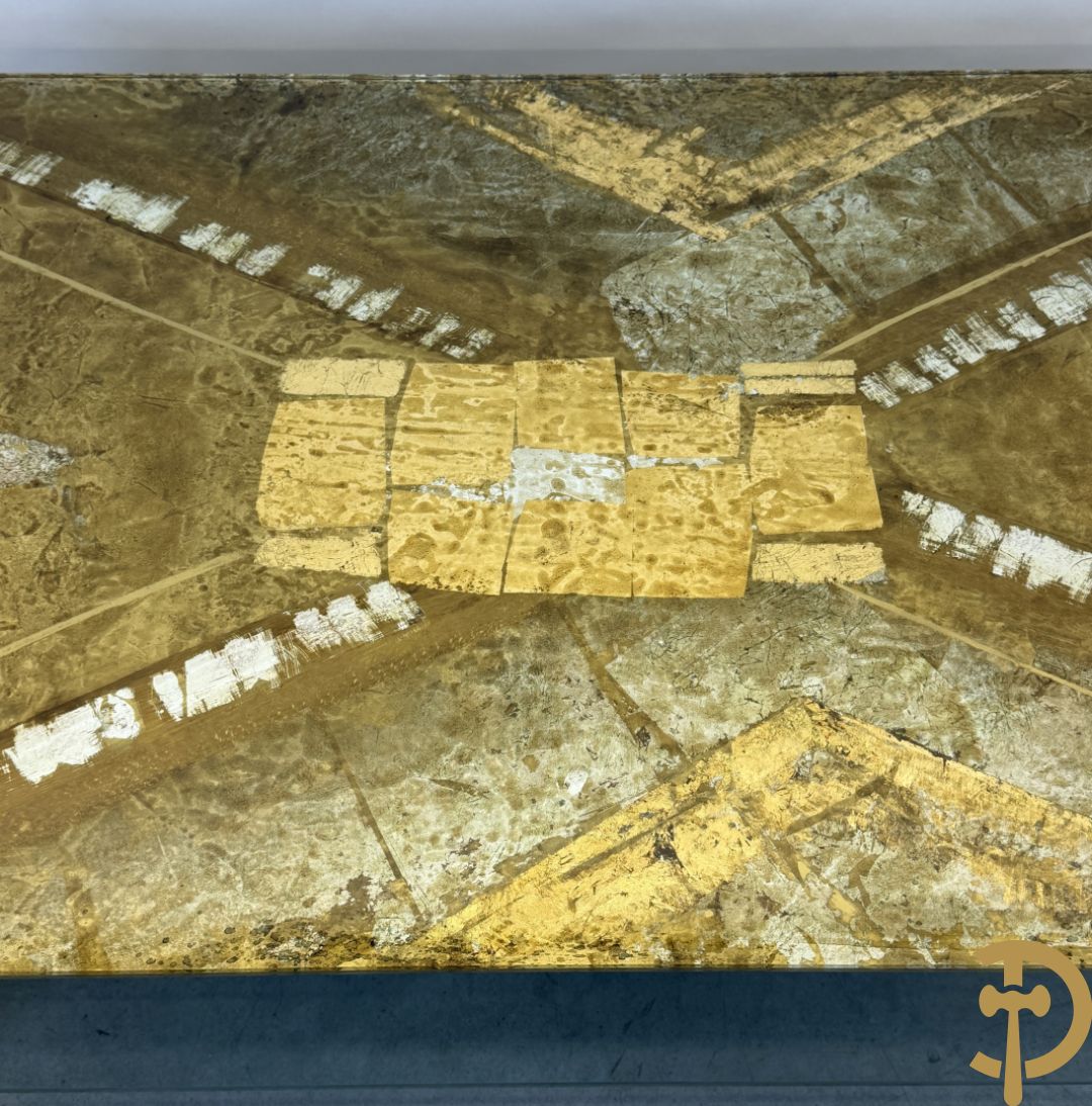 Vintage salontafel met geslepen glazen blad met bladgoud bewerkt op koperen voeten, Meersman Lucas getekend + 2 sidetables met geslepen glazen blad met bladgoud bewerkt op koperen voet, Meersman Lucas getekend + bijhorende lampadaire