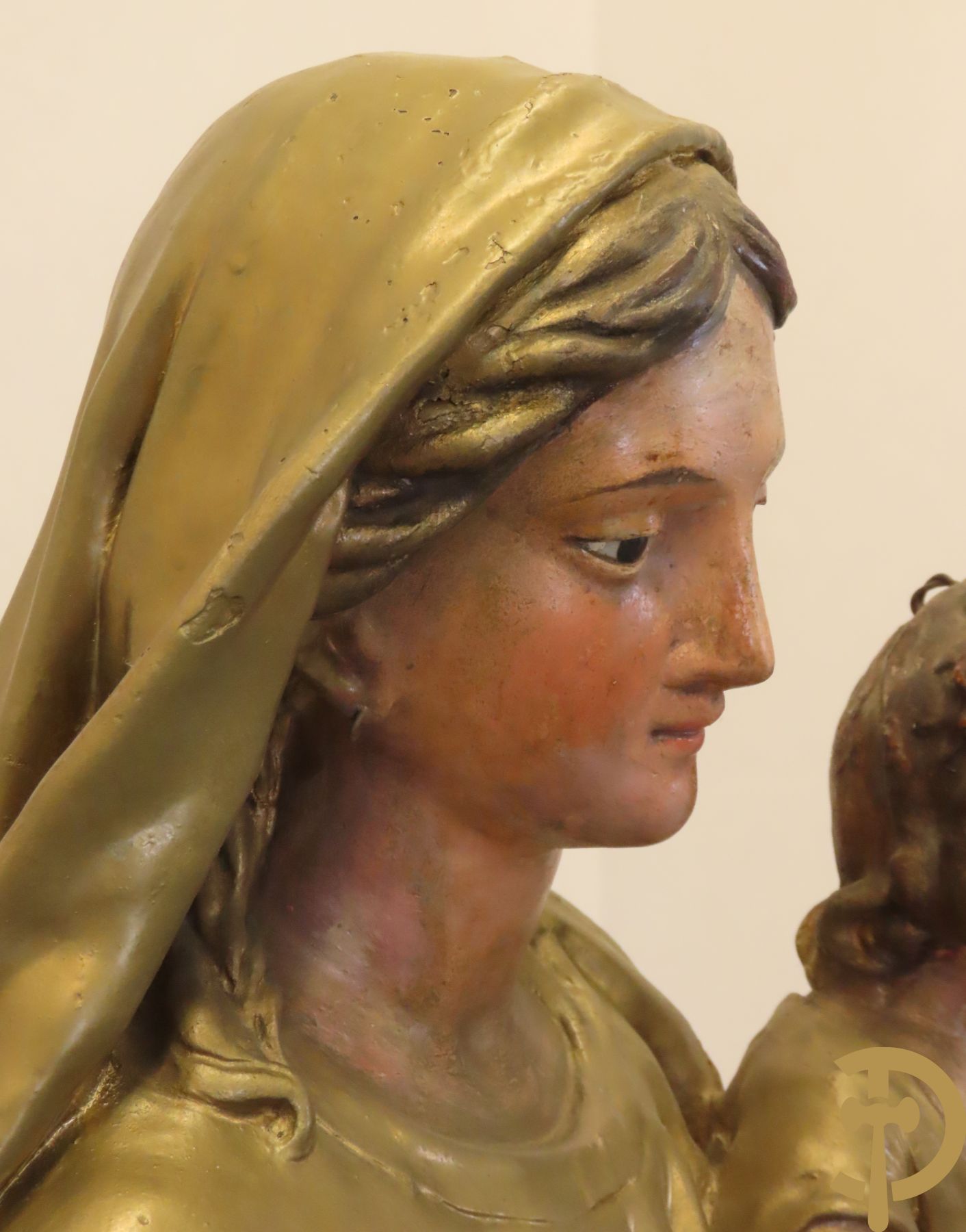 Grote vergulde Madonna met kind in papier maché  op houten sokkel met afgeschuinde hoeken