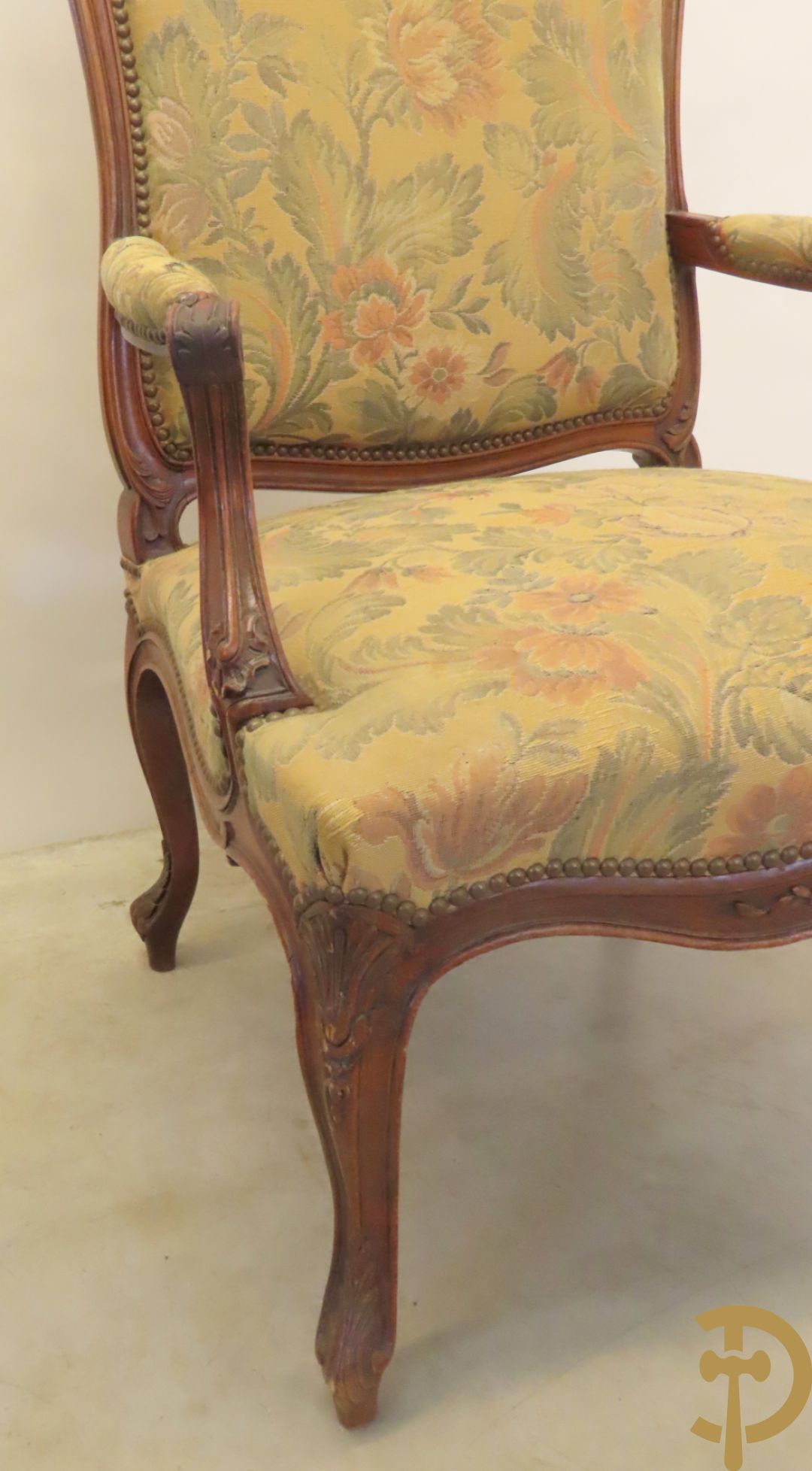 Paar Louis XV armzetels met rocailles, voluutvormige poten en armleuningen